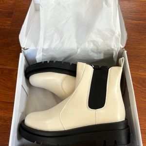 New never worn Chelsea boots Size 7.5